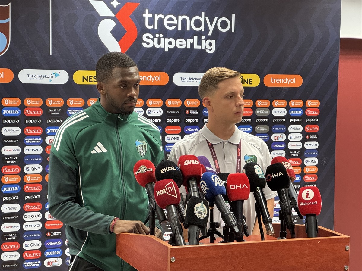 Trendyol Süper Lig'in ilk haftasında Trabzonspor, sahasında Kocaelispor'u 1-0 yendi. Kocaelisporlu...