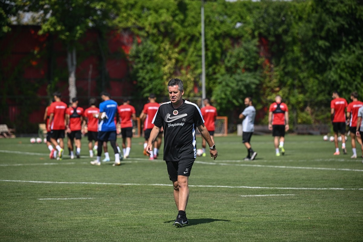 Trendyol Süper Lig'in yeni ekiplerinden Gençlerbirliği'nin teknik direktörü Hüseyin Eroğlu, İlhan...