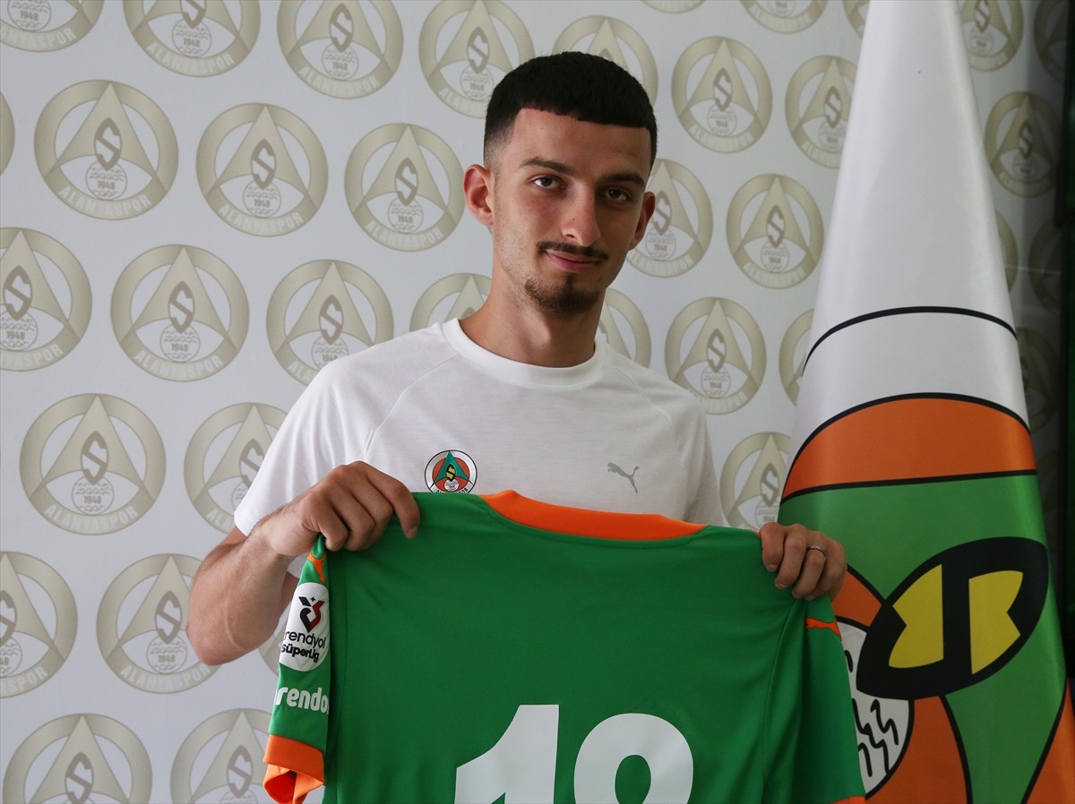 Trendyol Süper Lig ekibi Corendon Alanyaspor, kadrosuna kattığı 4 oyuncu için imza töreni...