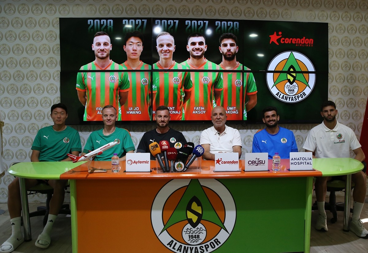 Trendyol Süper Lig ekiplerinden Corendon Alanyaspor, kadrosunda yer alan 5 futbolcusuyla sözleşme...