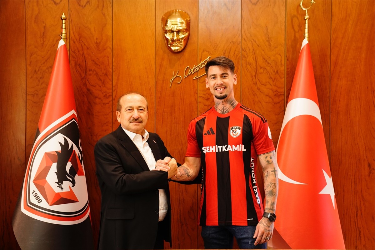 Trendyol Süper Lig ekiplerinden Gaziantep FK, İspanyol futbolcu Luis Perez'i transfer etti.  