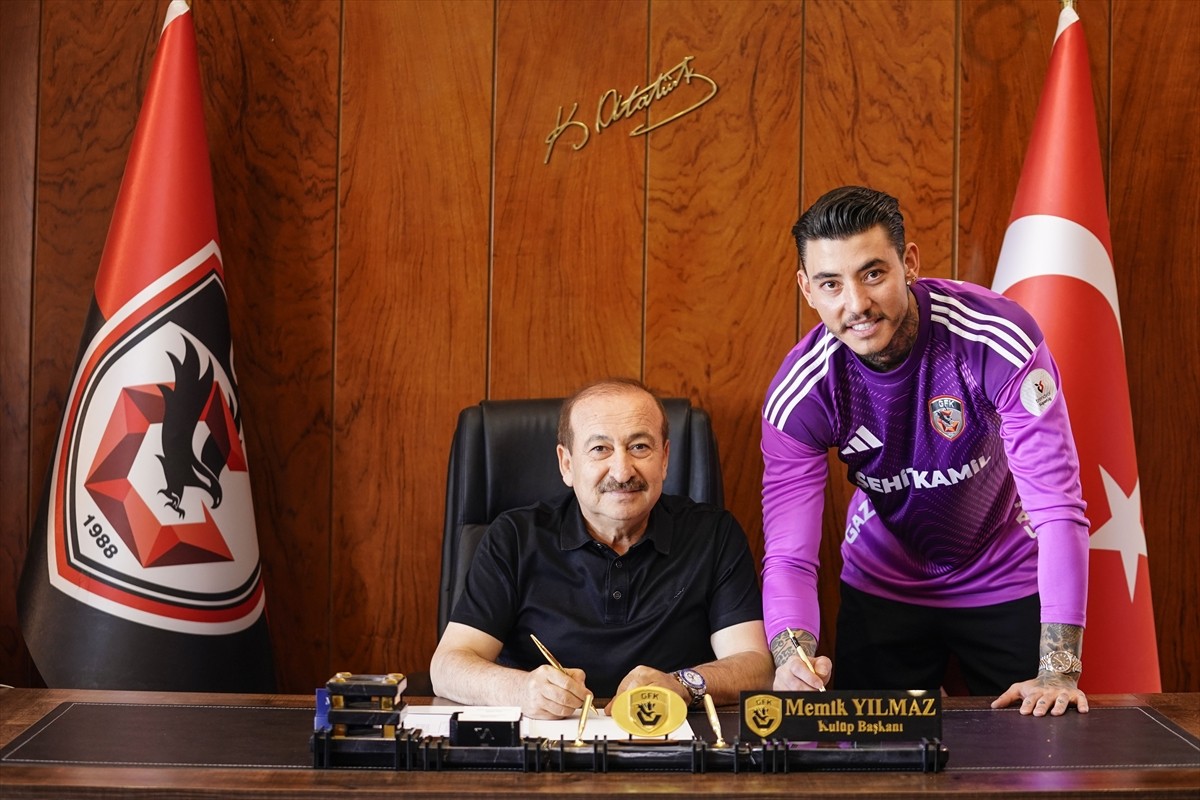 Trendyol Süper Lig ekiplerinden Gaziantep FK, kaleci Zafer Görgen'i (sağda) 1 yıllığına kiralık...