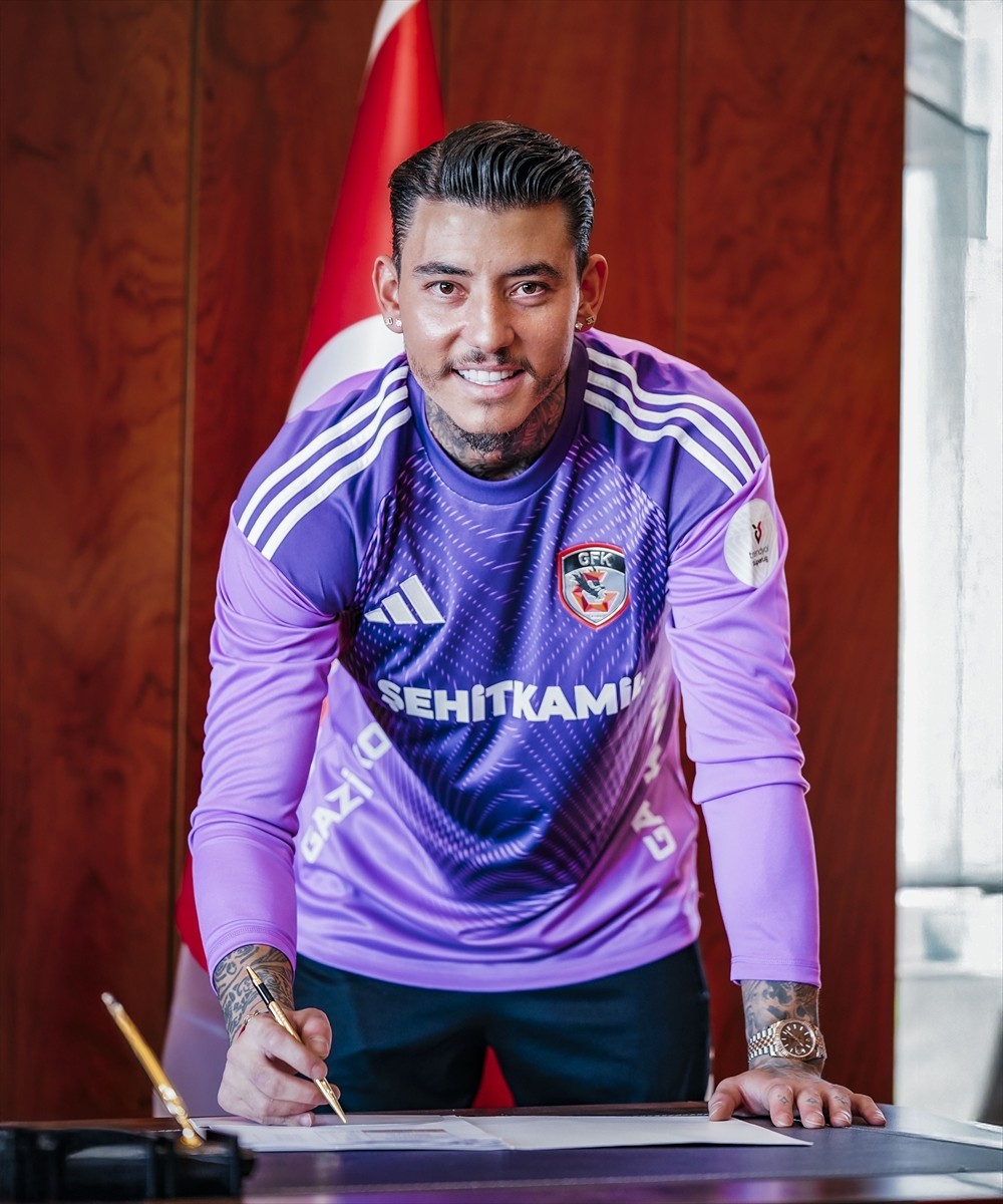 Trendyol Süper Lig ekiplerinden Gaziantep FK, kaleci Zafer Görgen'i (sağda) 1 yıllığına kiralık...