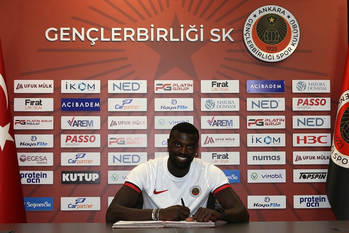 Trendyol Süper Lig ekiplerinden Gençlerbirliği, Senegalli forvet M'Baye Niang'ı (solda) transfer...
