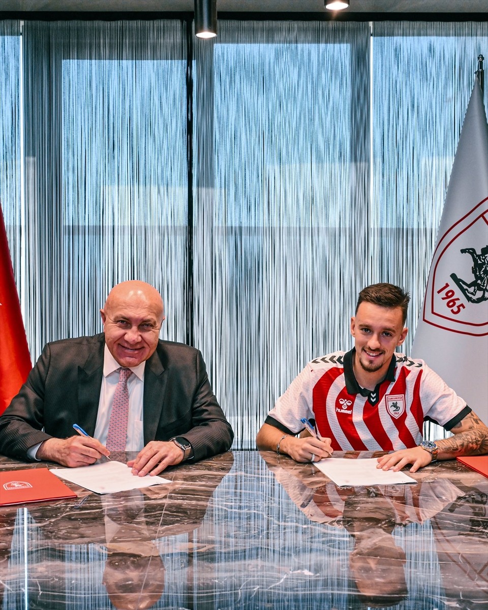 Trendyol Süper Lig ekiplerinden Samsunspor, Portekizli futbolcu Afonso Sousa'yı transfer etti....