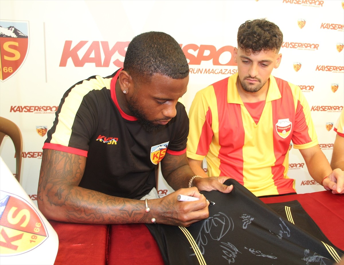 Trendyol Süper Lig ekiplerinden Zecorner Kayserispor'da 5 futbolcu, düzenlenen imza gününde...