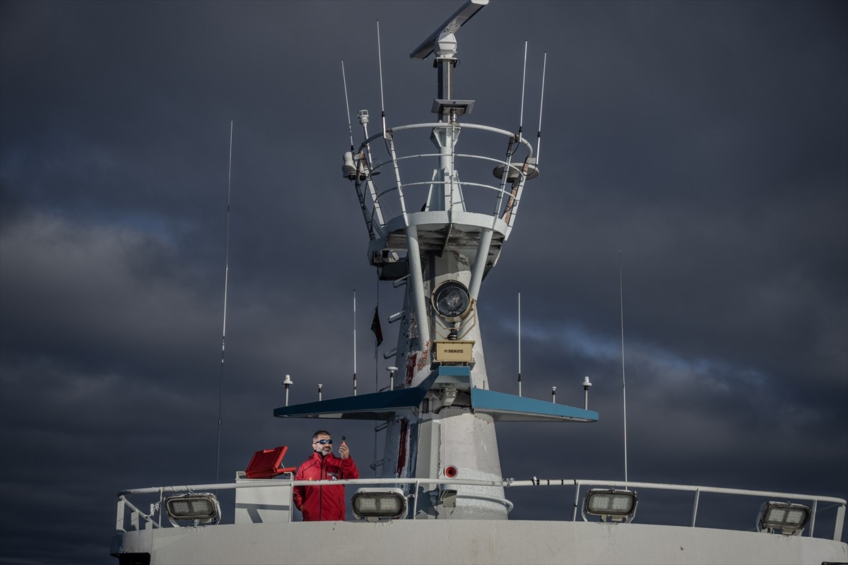 Türk bilim insanları, Kuzey Kutbu ve Güney Kutbu'ndaki bilimsel araştırma seferleriyle atmosfer ve...