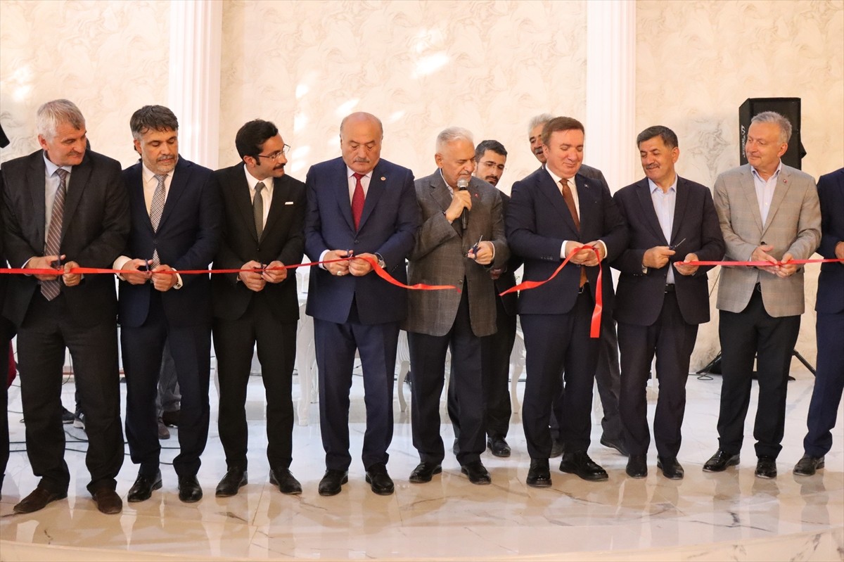 Türk Devletleri Teşkilatı Aksakallar Konseyi Başkanı Binali Yıldırım (sağda), Erzincan'ın Refahiye...