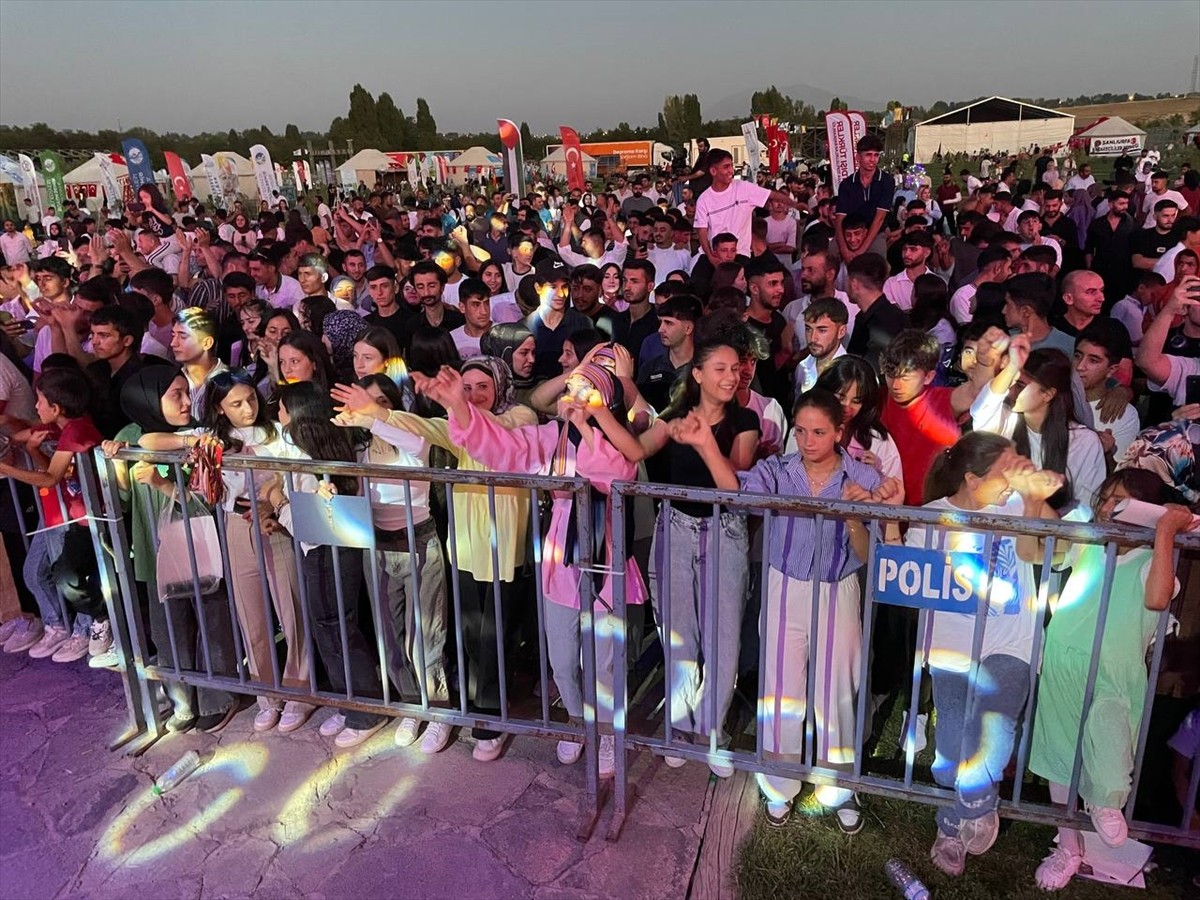 Türk Halk Müziği Sanatçısı İsmail Altunsaray, Muş'un Malazgirt ilçesinde düzenlenen Malazgirt...