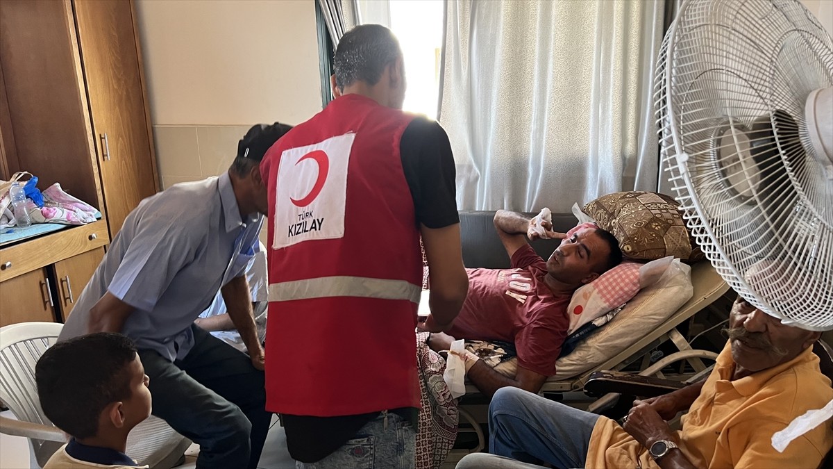 Türk Kızılay Gazze'deki El Kudüs Hastanesi'ne her gün sıcak yemek ulaştırıyor. Filistin Kızılayına...