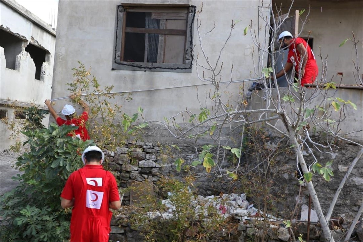 Türkiye'den Suriye'ye dönüş yapan Hüseyin ailesinin 10 yaşındaki oğulları Halit Mustafa'nın...