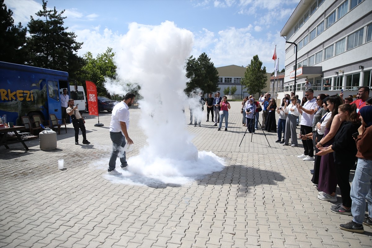 Türkiye'nin çeşitli illerinden gelen özel eğitim öğretmenleri ve adayları, fen ve teknoloji...
