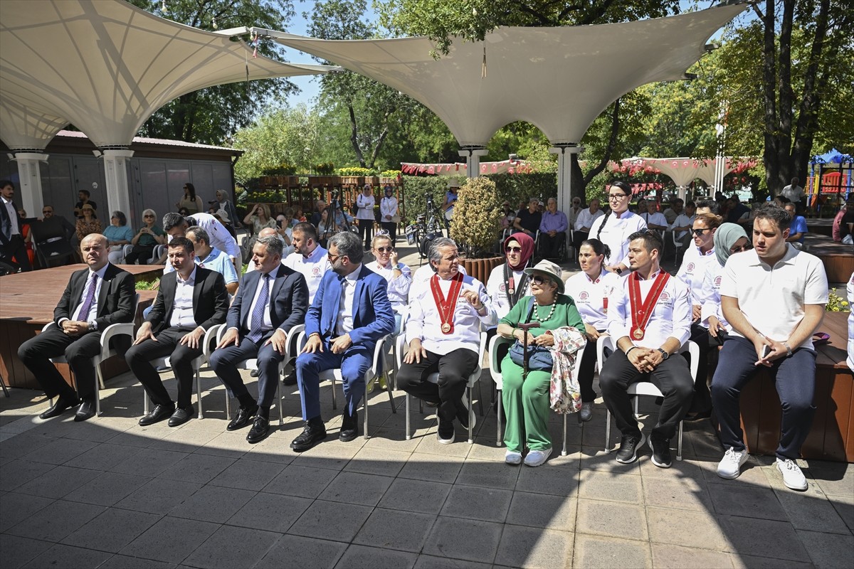 Türkiye'nin farklı bölgelerinden ünlü şefler, Gençlik Parkı'nda düzenlenen "Ankara Gurme...