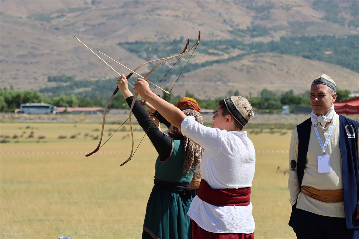 Türkiye Geleneksel Türk Okçuluk Federasyonu (TGTOF) tarafından Erzincan'da düzenlenen "Mengücek...