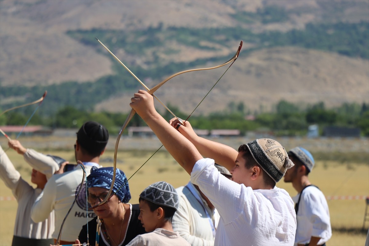 Türkiye Geleneksel Türk Okçuluk Federasyonu (TGTOF) tarafından Erzincan'da düzenlenen "Mengücek...