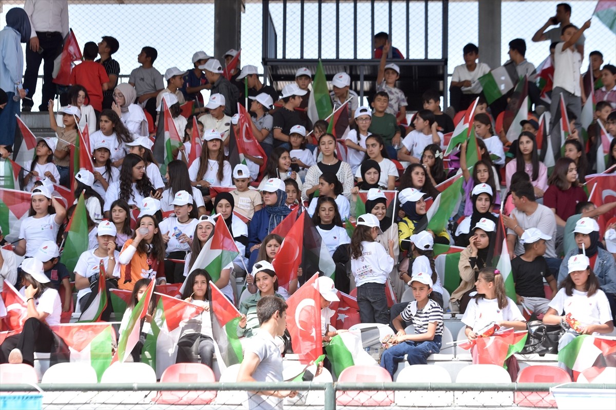 Türkiye Gençlik Vakfı (TÜGVA) tarafından Van'da açılan yaz okulunun kapanış programı yapıldı. Van...