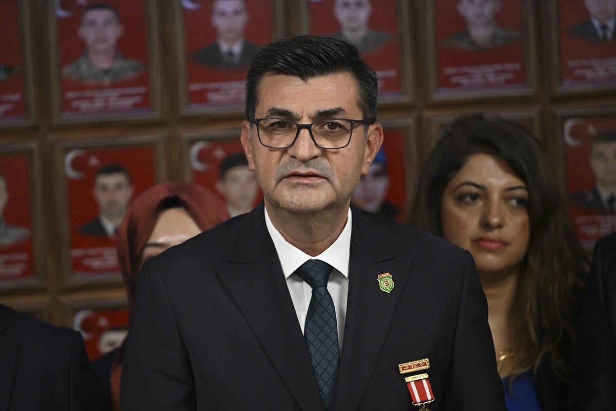 Türkiye Harp Malulü Gaziler, Şehit Dul ve Yetimleri Derneği Genel Başkanı Mustafa Işık (ortada)...