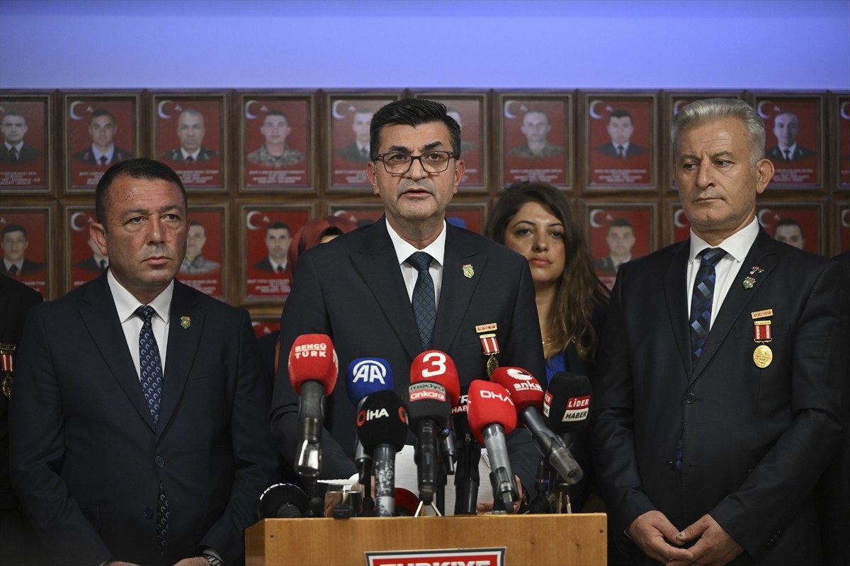 Türkiye Harp Malulü Gaziler, Şehit Dul ve Yetimleri Derneği Genel Başkanı Mustafa Işık (ortada)...