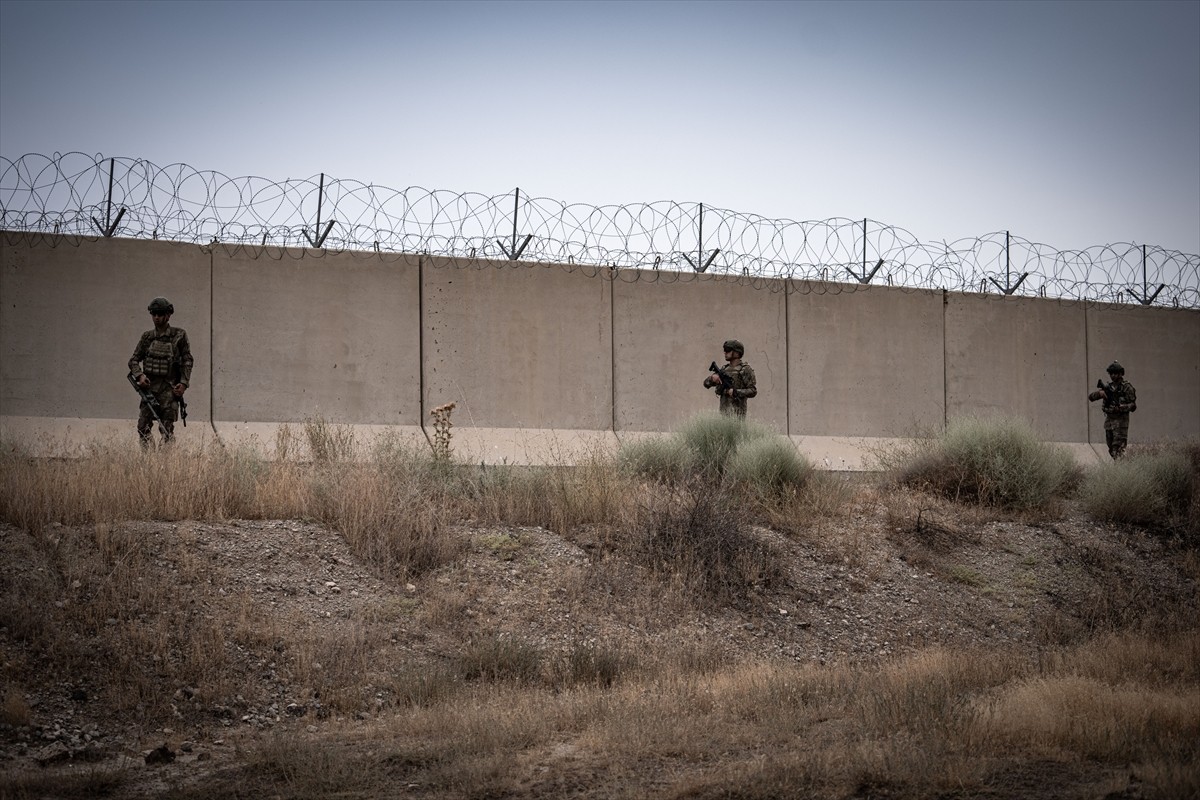 Türkiye-İran sınırının Ağrı bölümünde "vatan nöbeti" tutan Mehmetçik, elektro-optik kuleler, gece...