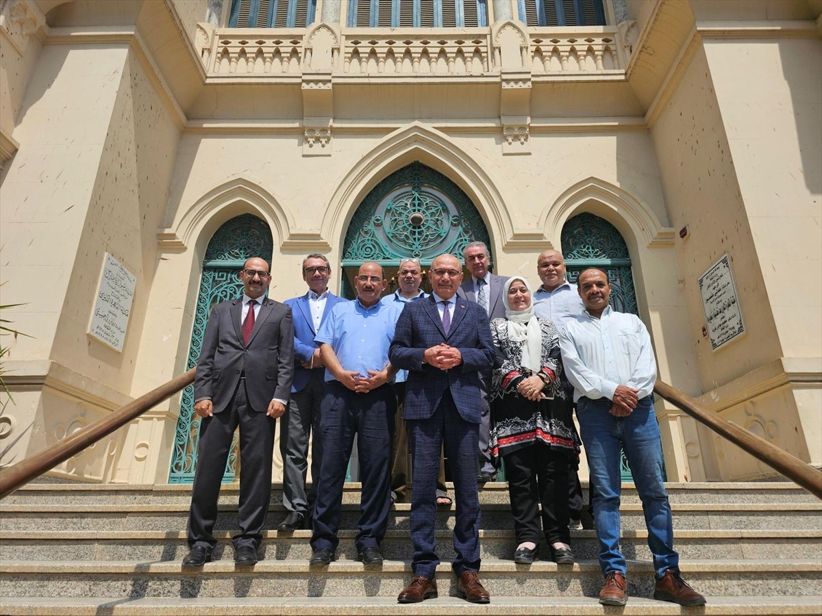 Türkiye’nin Kahire Büyükelçisi Salih Mutlu Şen, başkentte bulunan Büyük Kahire Kütüphanesi'ni...