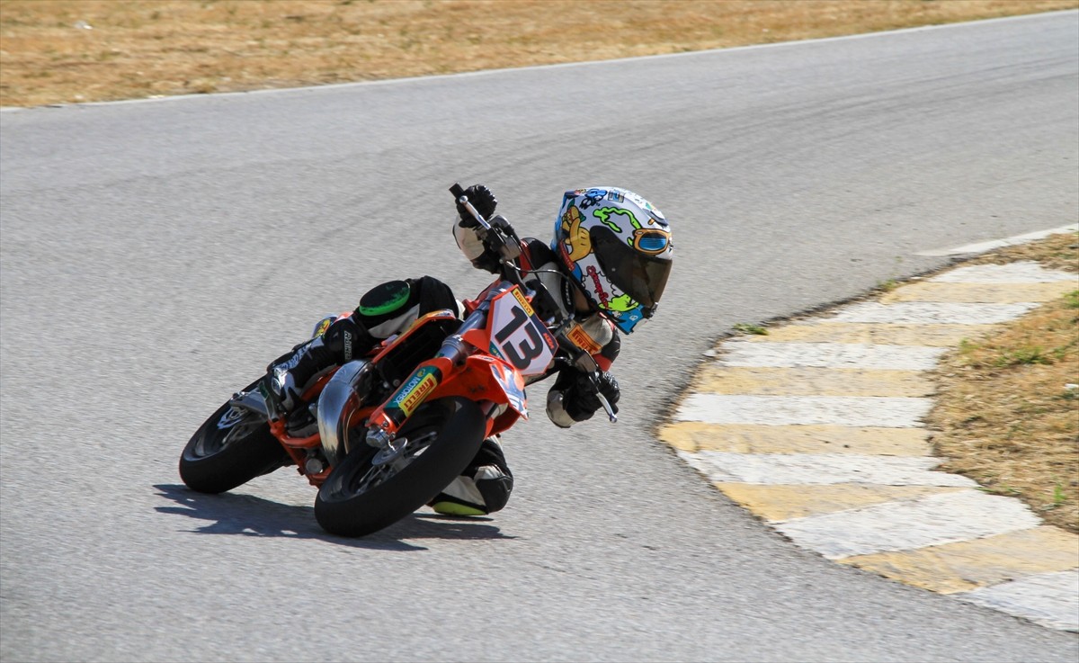 Türkiye Süpermoto Şampiyonası 3. ayak yarışları, Uşak'ta tamamlandı. Zorlu ve keskin virajların...