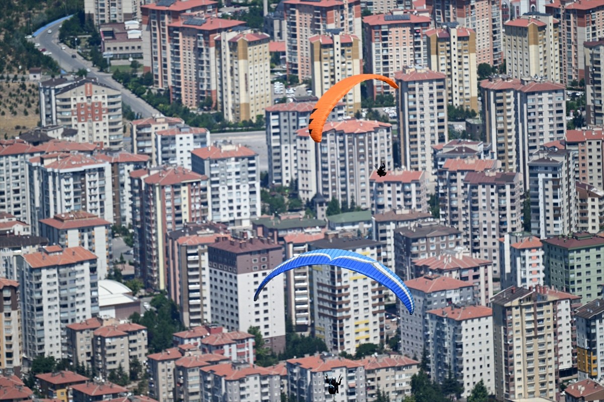 Türkiye Yamaç Paraşütü Şampiyonası ve Dünya Kupası Ön Eleme Şampiyonası başladı. Türkiye Hava...