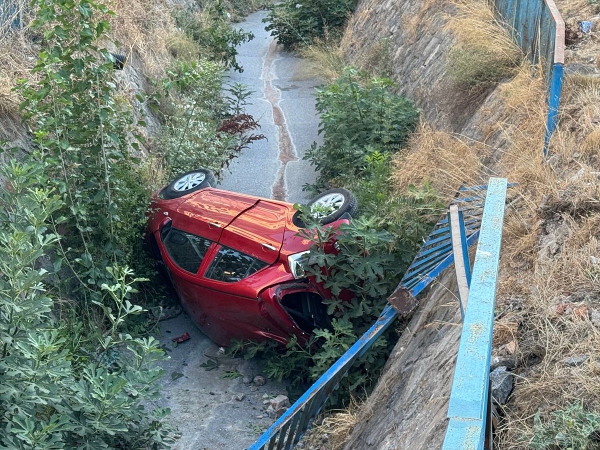 Ümraniye'de bir araçla çarpıştıktan sonra dereye düşen otomobilin sürücüsü yaralandı.