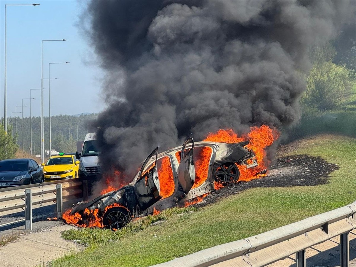 Ümraniye'de kaza yaptıktan sonra alev alan otomobil kullanılamaz hale geldi.