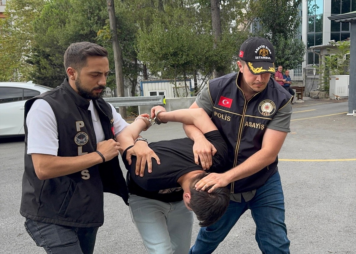 Ümraniye'de sokakta yürüdüğü sırada bıçaklı saldırıya uğrayan kadının ölümüne ilişkin 2 şüpheli...