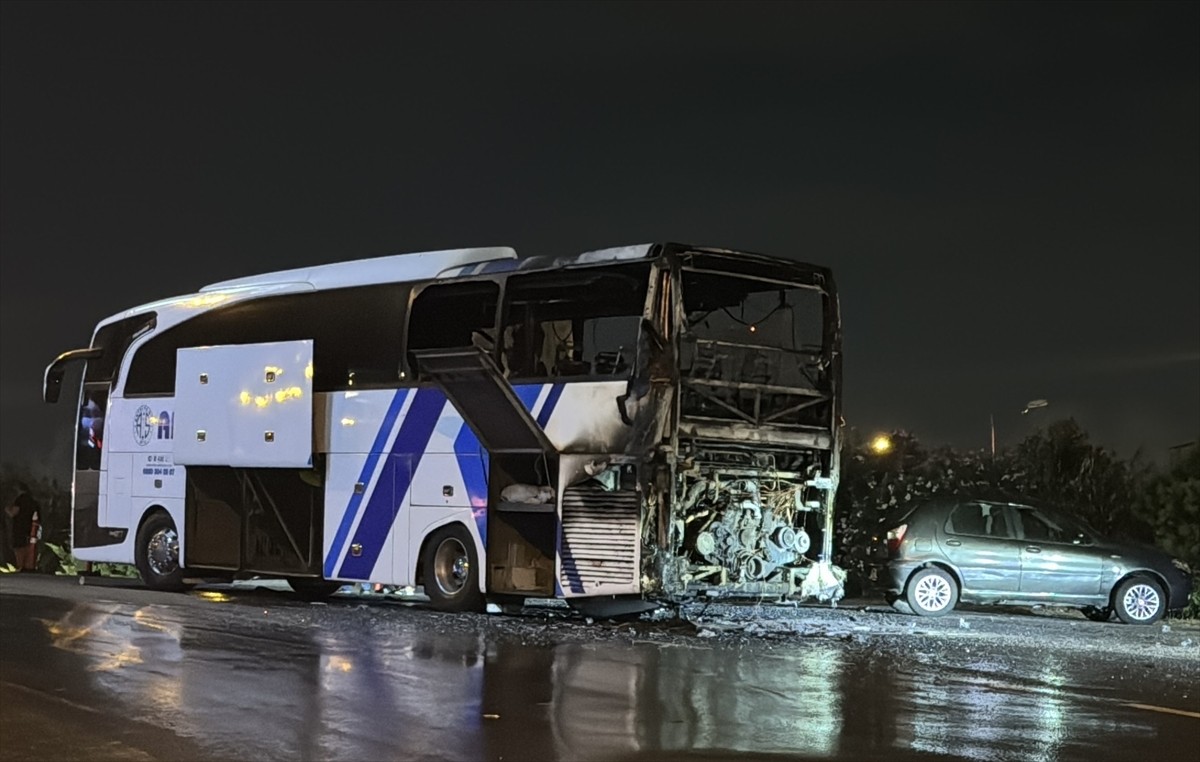 Ümraniye'de yolcu otobüsünde çıkan yangın itfaiye ekiplerince söndürüldü.