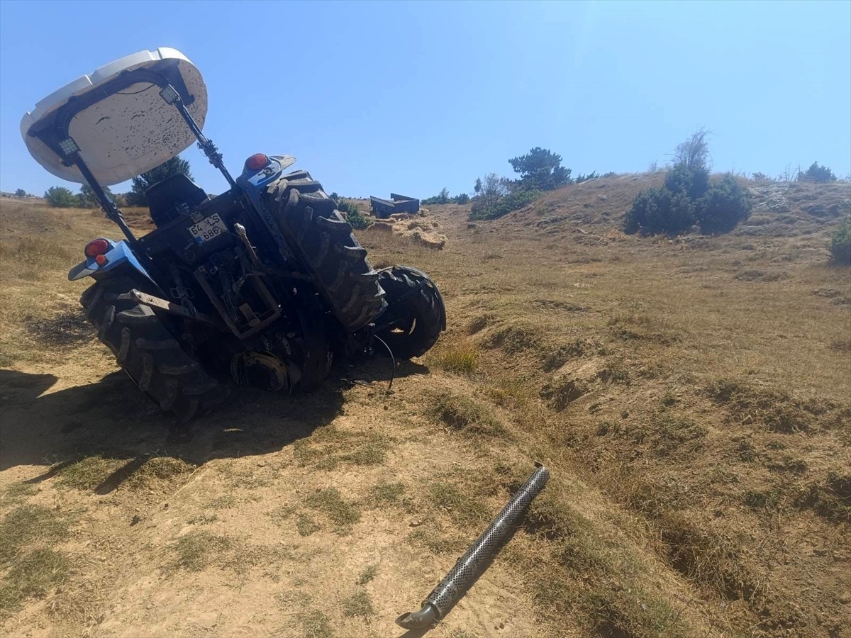 Uşak'ın Banaz ilçesinde traktörün devrilmesi sonucu iki kardeşten 1'i hayatını kaybetti, diğeri...