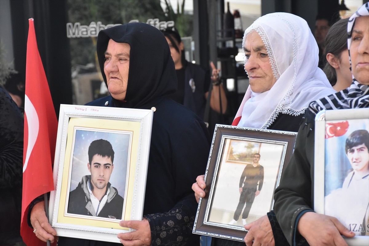 Van'da çocukları dağa kaçırılan aileler, DEM Parti İl Başkanlığı önündeki eylemlerine bu hafta da...