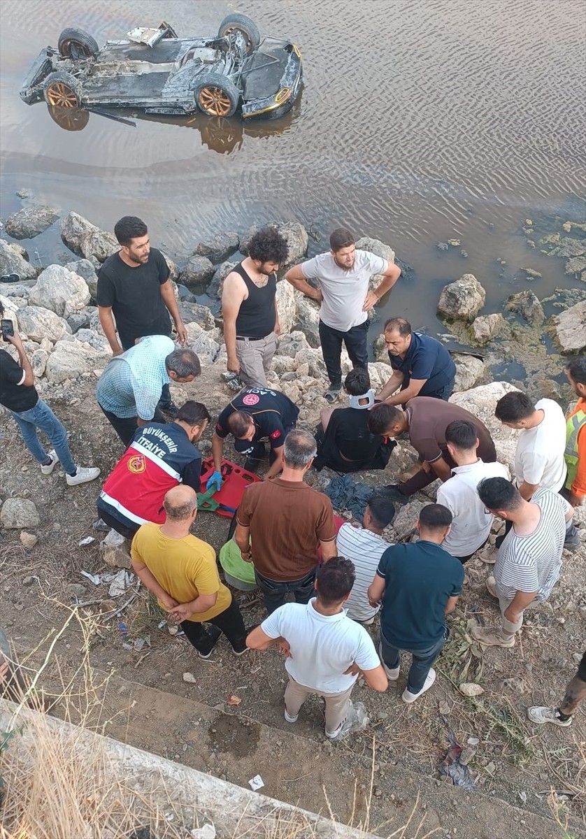 Van'da Erçek Gölü'ne devrilen otomobildeki 3 kişi yaralandı. Kazada, yaralanan 3 kişi araçtan...