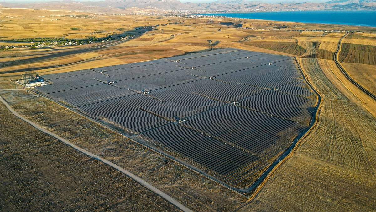 Van'da özel sektör tarafından devlet desteğiyle kurulan 7 güneş enerji santralinde (GES) üretilen...