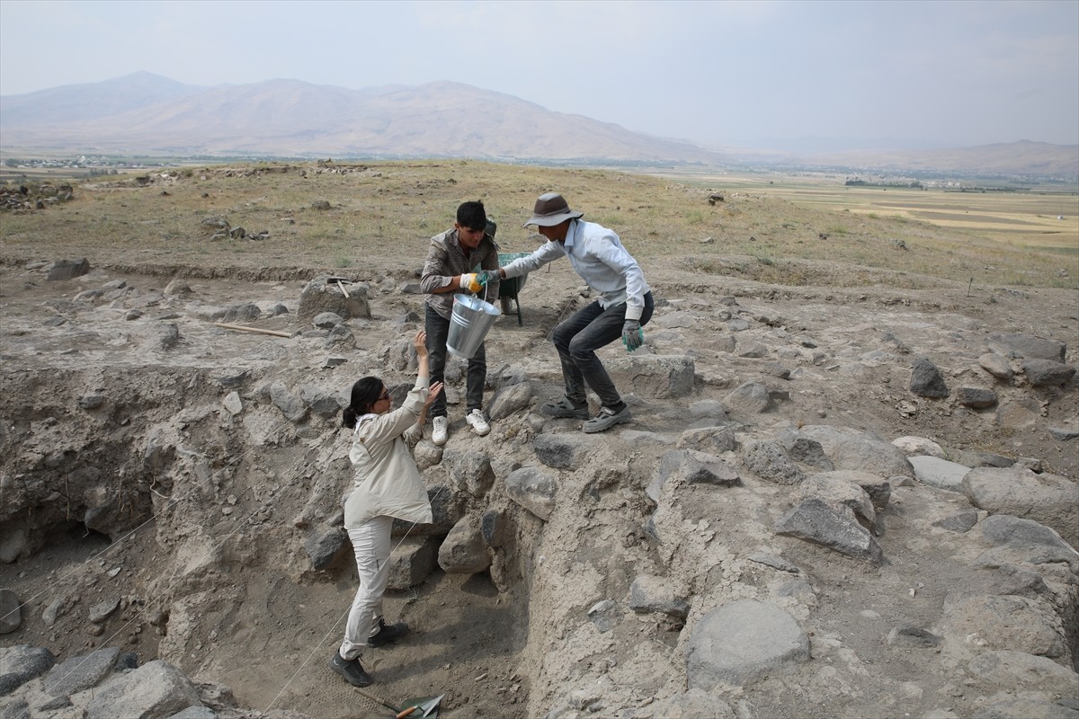 Van'da Urartular dönemine ait Körzüt Kalesi kalıntısının bulunduğu alanda yürütülen kazılarda...