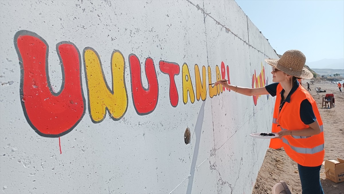 Van'ın Gevaş ilçesinde doğaseverler, Van Gölü'ne ve Alzheimer hastalığına dikkati çekmek için...