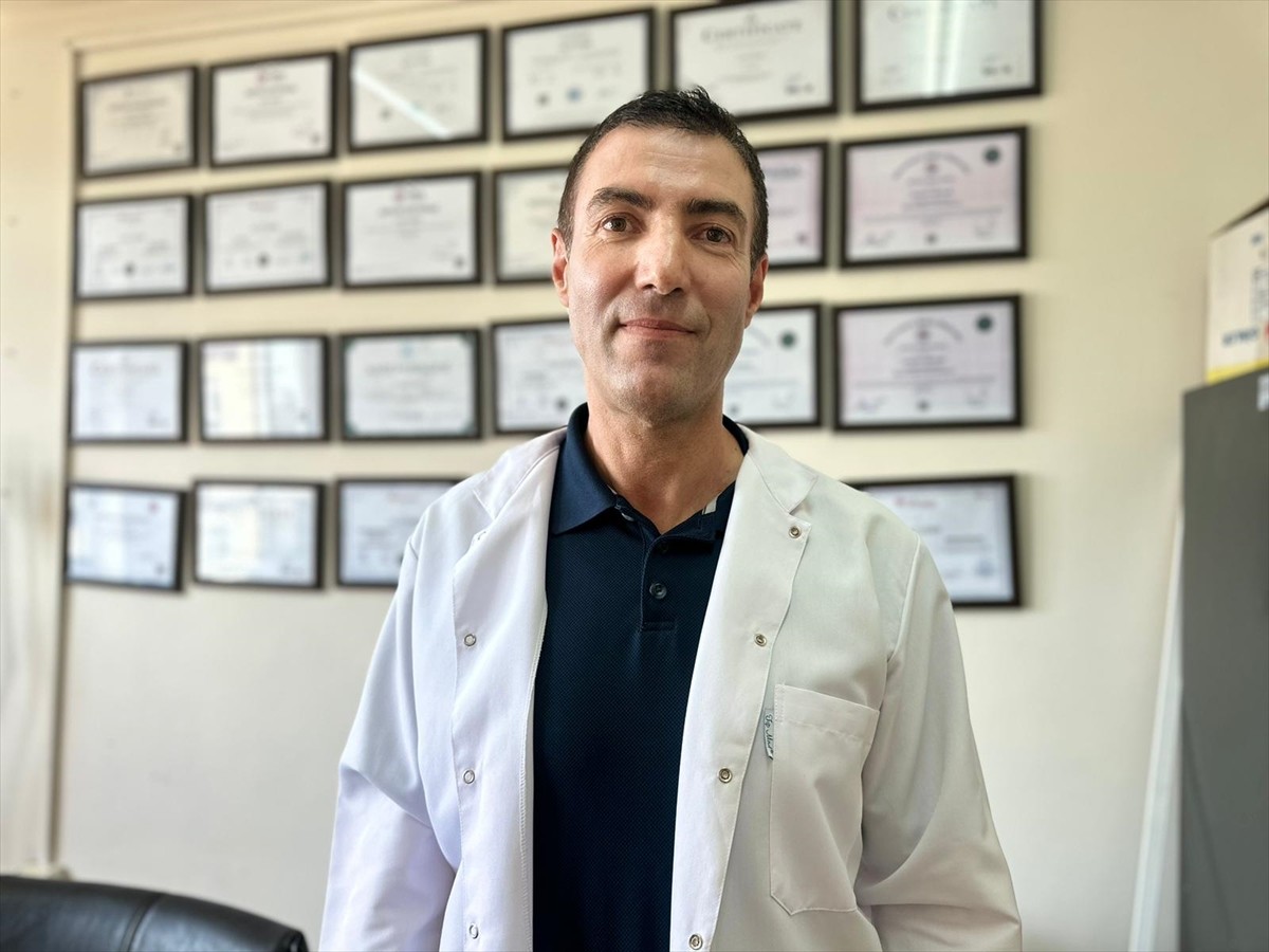 Van Gölü'nde yaz mevsiminde uzun süre yüzen çocukların saçları, sudaki mineraller ve güneşin...