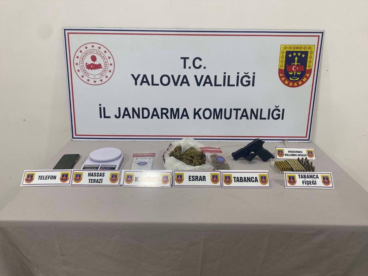 Yalova'da jandarma ekiplerince düzenlenen uyuşturucu operasyonlarında gözaltına alınan 2 şüpheli...