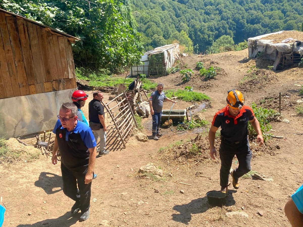Yalova'nın Termal ilçesi Gökçedere Barajı mevkiinde dağlık ve ormanlık alanda oğlu ile yaşayan ve...