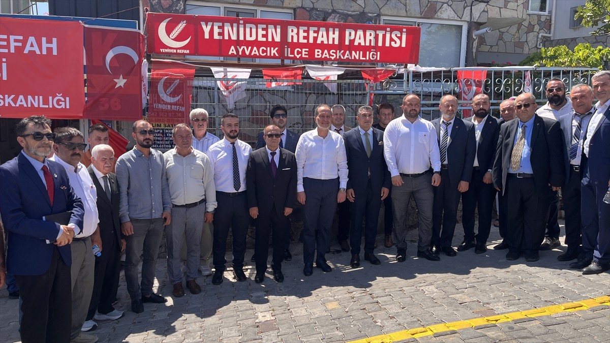 Yeniden Refah Partisi Genel Başkanı Fatih Erbakan, Çanakkale'nin Ayvacık ve Biga ilçelerinde...