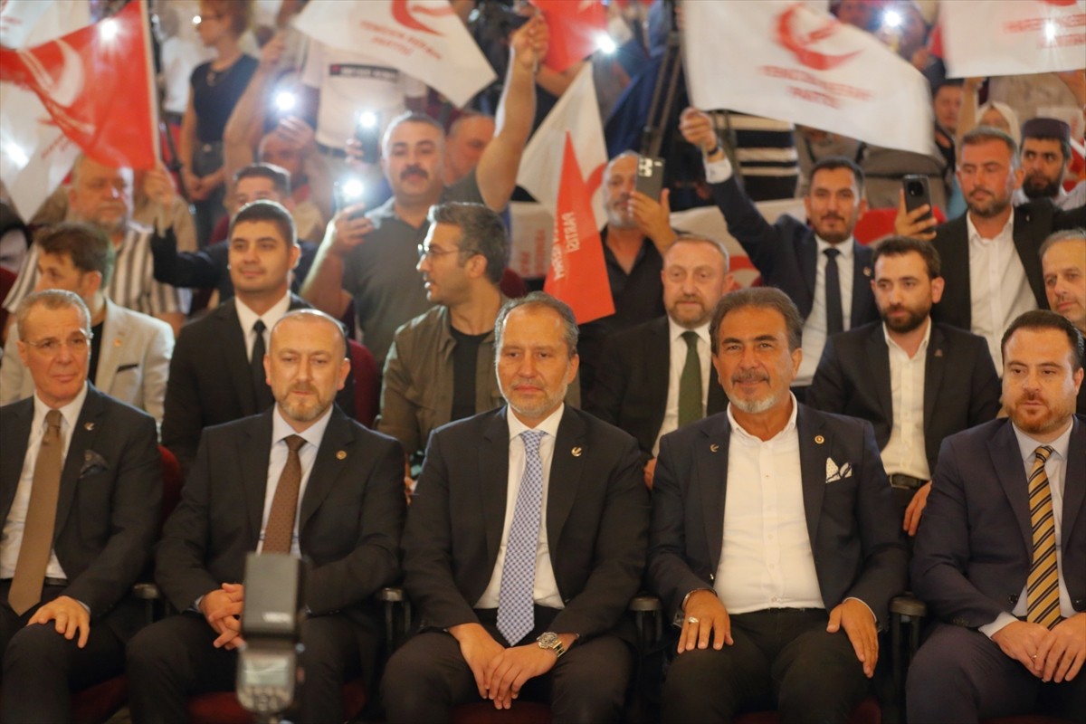 Yeniden Refah Partisi Genel Başkanı Fatih Erbakan (ortada), partisinin Çorum İl Başkanlığının...