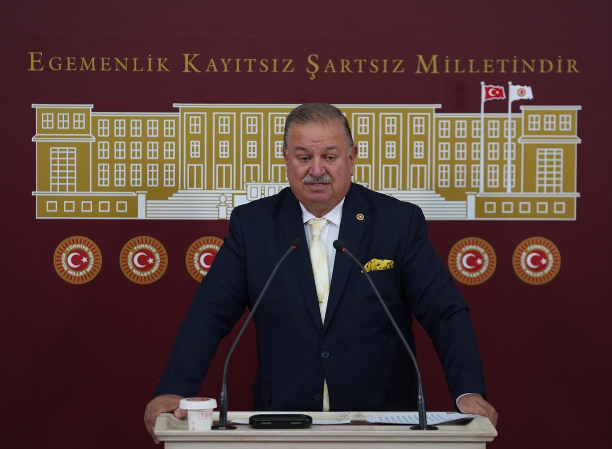 Yeniden Refah Partisi İstanbul Milletvekili Doğan Bekin, Meclis'te düzenlediği basın toplantısında...