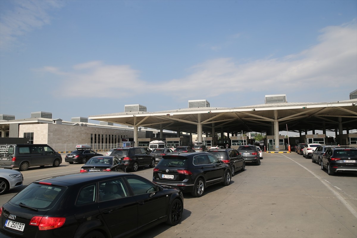 Yıllık izinlerini memleketlerinde geçiren gurbetçilerin, yaşadıkları ülkelere dönüş yolculukları...