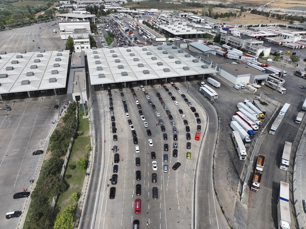 Yıllık izinlerini memleketlerinde geçiren gurbetçilerin, yaşadıkları ülkelere dönüş yolculukları...