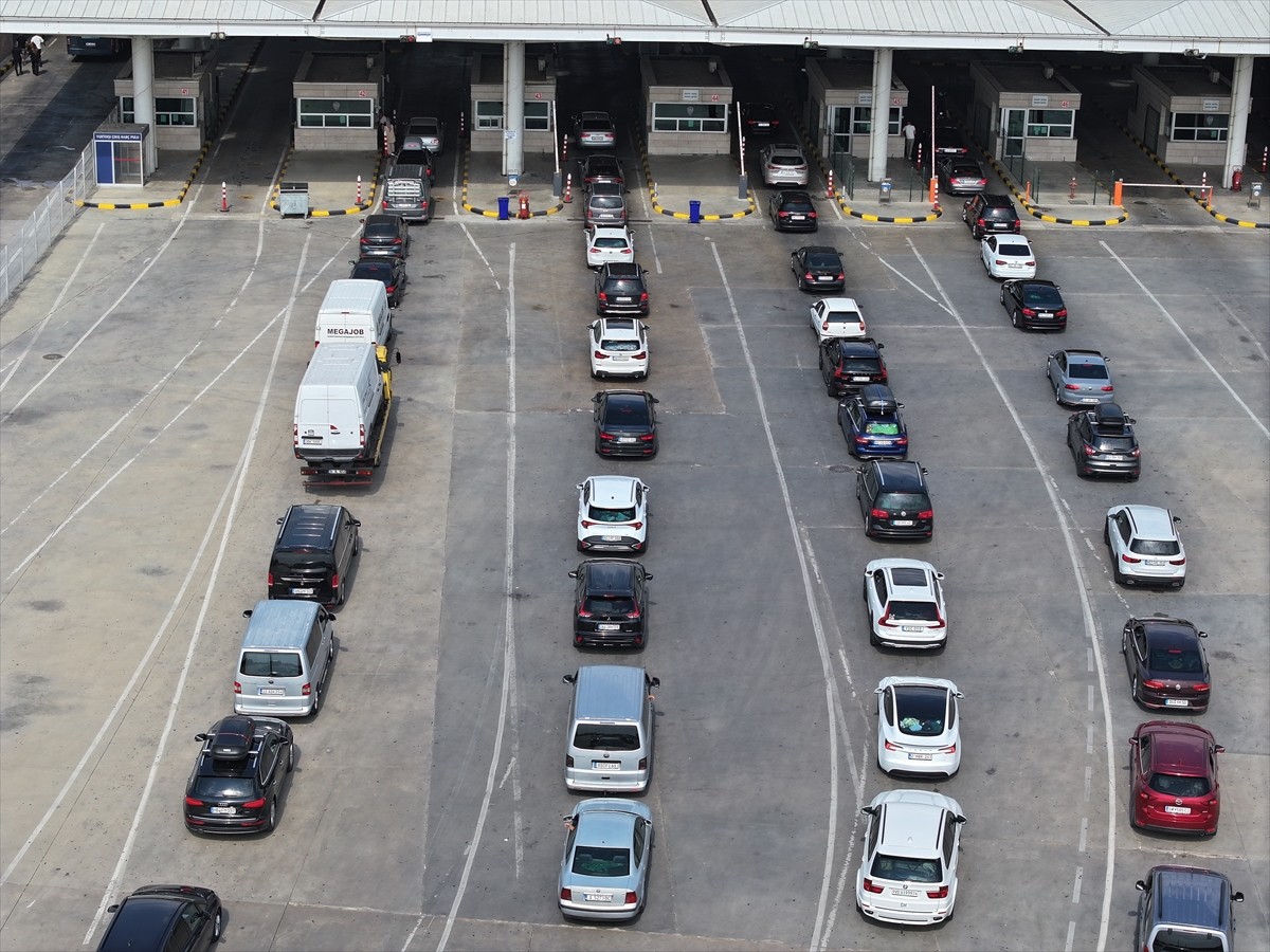 Yıllık izinlerini memleketlerinde geçiren gurbetçilerin yaşadıkları ülkelere dönüşleri başladı....