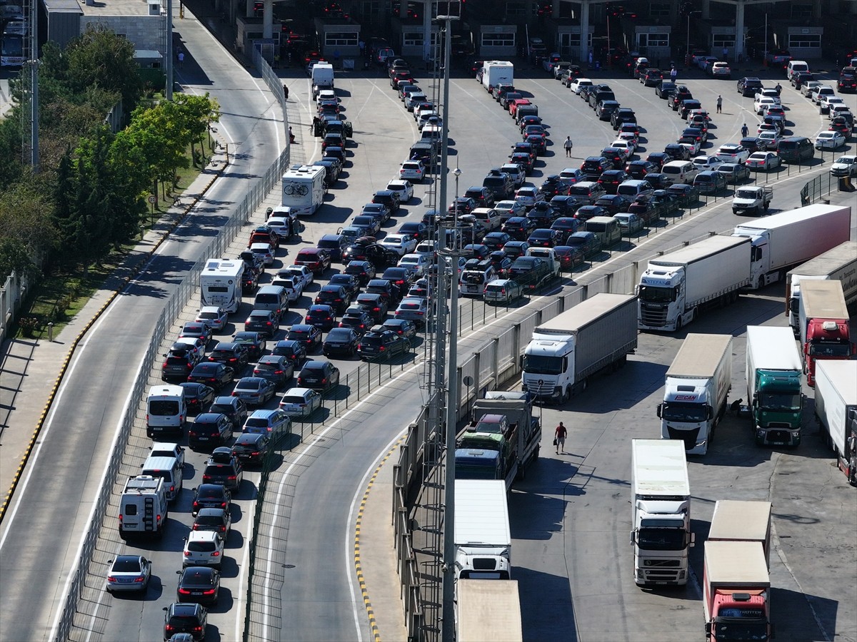 Yıllık izinlerini Türkiye'de geçiren gurbetçilerin yaşadıkları ülkelere dönüş yolculuğu devam...
