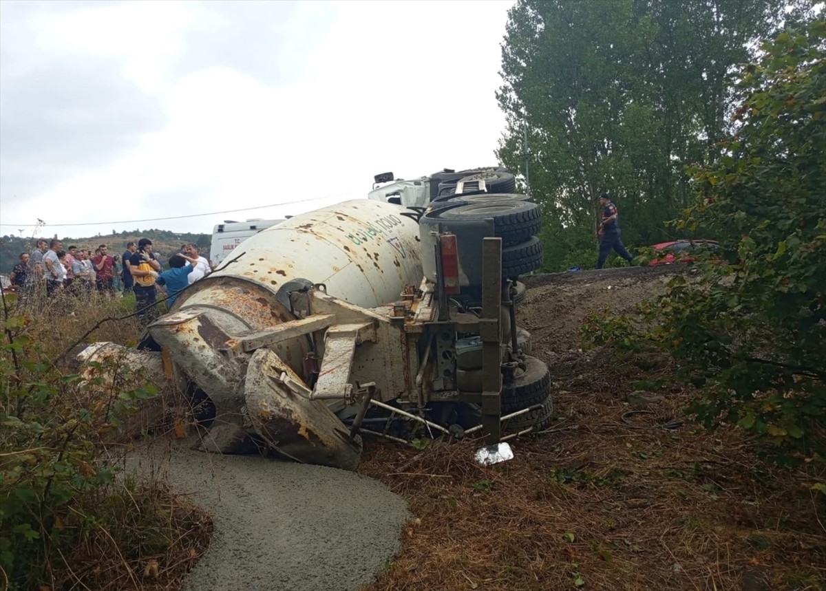 Zonguldak'ın Karadeniz Ereğli ilçesinde beton mikserinin otomobile çarparak devrilmesi sonucu 1...