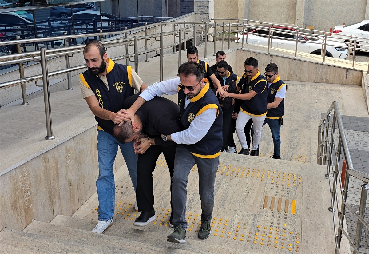 Zonguldak’ta kendilerini polis olarak tanıtıp bir ev kadınını 2 milyon 700 bin lira dolandırdığı...