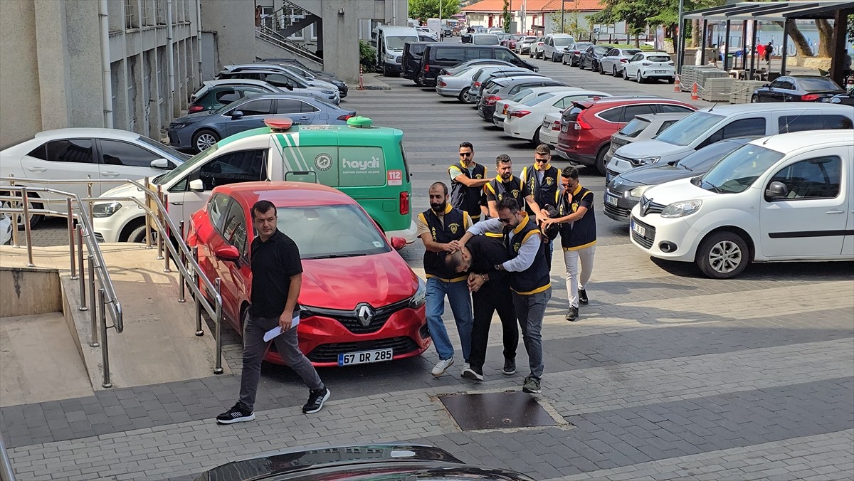 Zonguldak’ta kendilerini polis olarak tanıtıp bir ev kadınını 2 milyon 700 bin lira dolandırdığı...