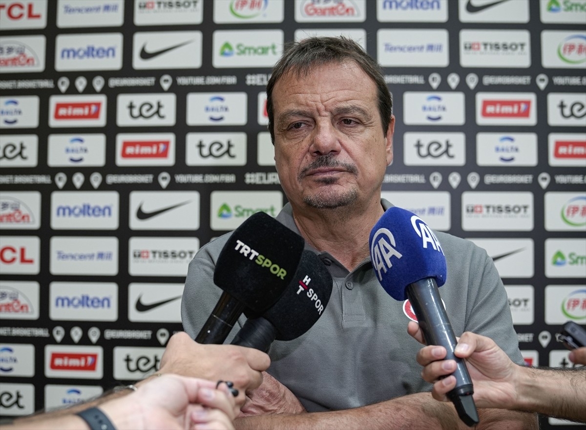 A Milli Basketbol Takımı Başantrenörü Ergin Ataman, millilerin Olimpik Spor Merkezi'nde...